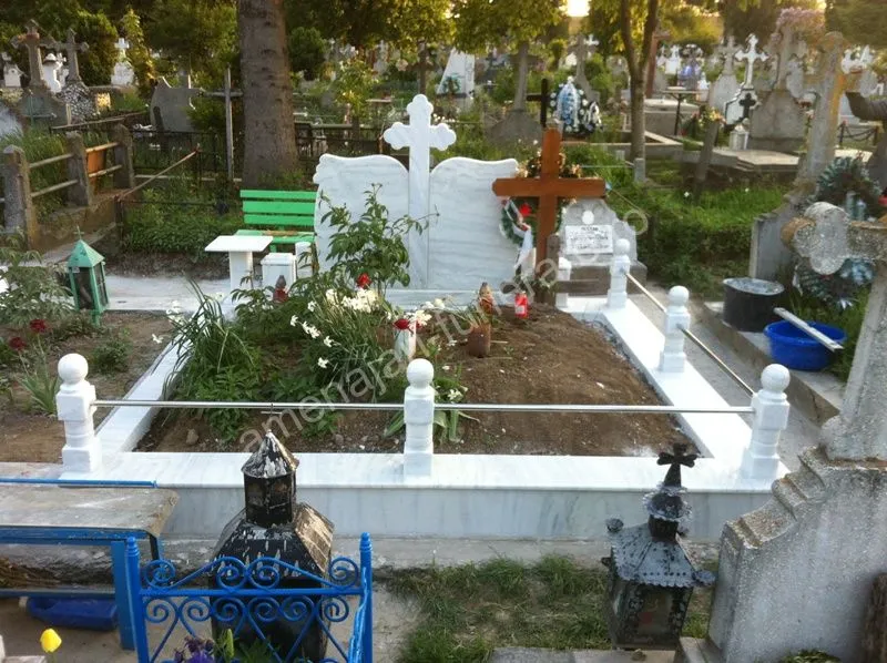 Cadru cu colțuri rotunjite și cruce - executat în marmură la amenajari-funerare.ro