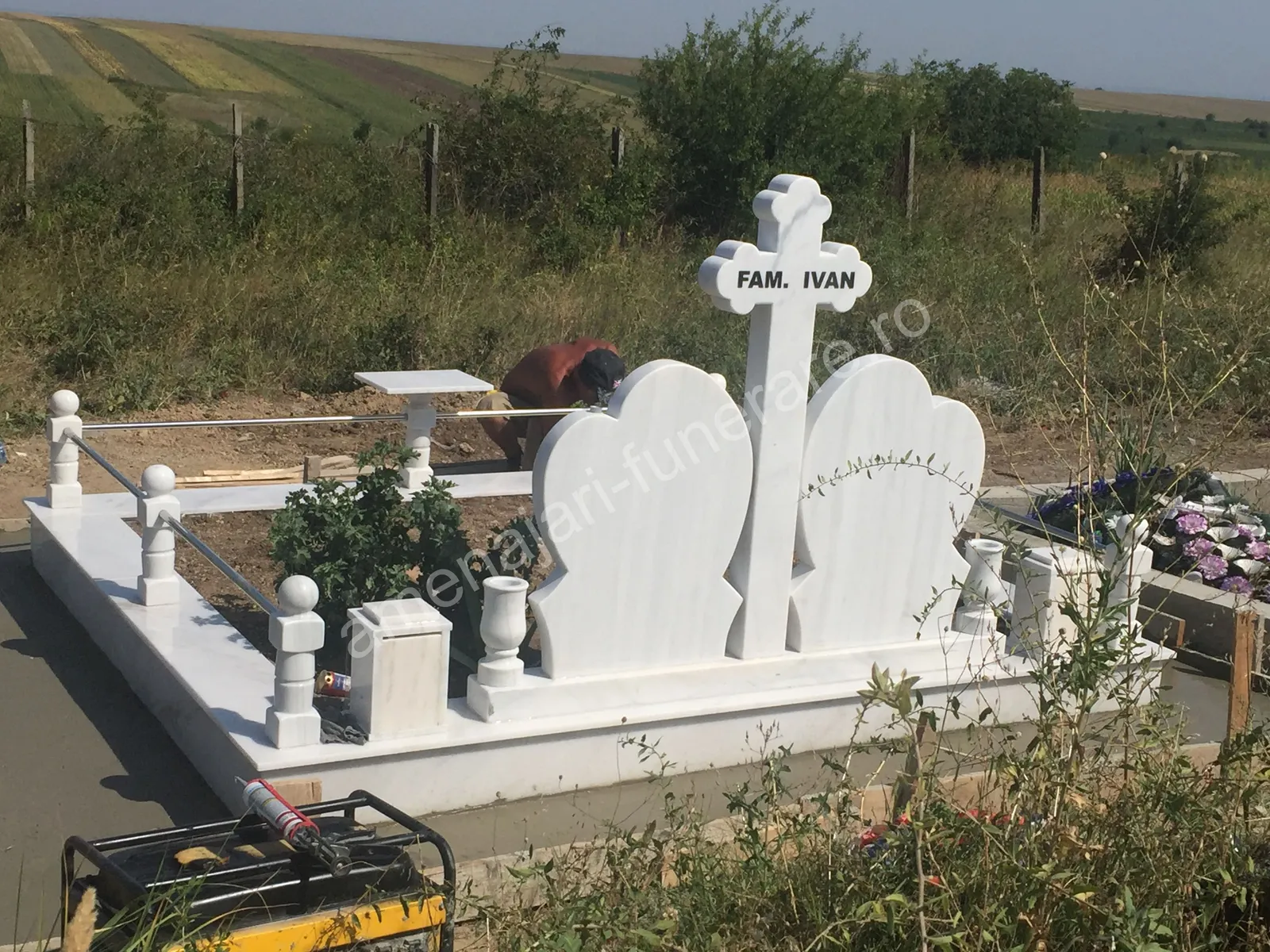 Cavou cu cruce și ornamente - executat în marmură la amenajari-funerare.ro