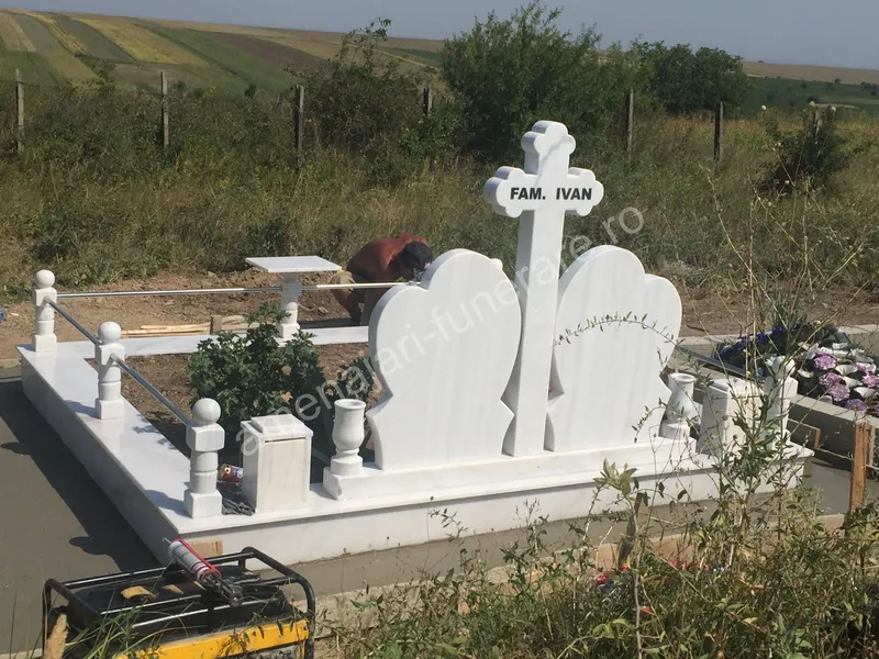 Cavou cu cruce și ornamente - executat în marmură la amenajari-funerare.ro