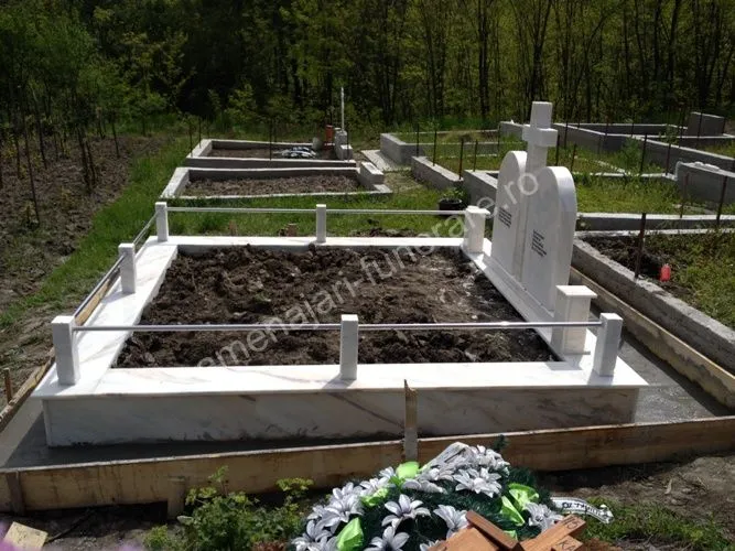 Cavou cu acoperiș plat și bordură - executat în marmură la amenajari-funerare.ro
