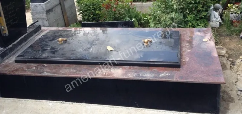 Cavou cu placă mare și finisaj lucios - executat în marmură și granit la amenajari-funerare.ro