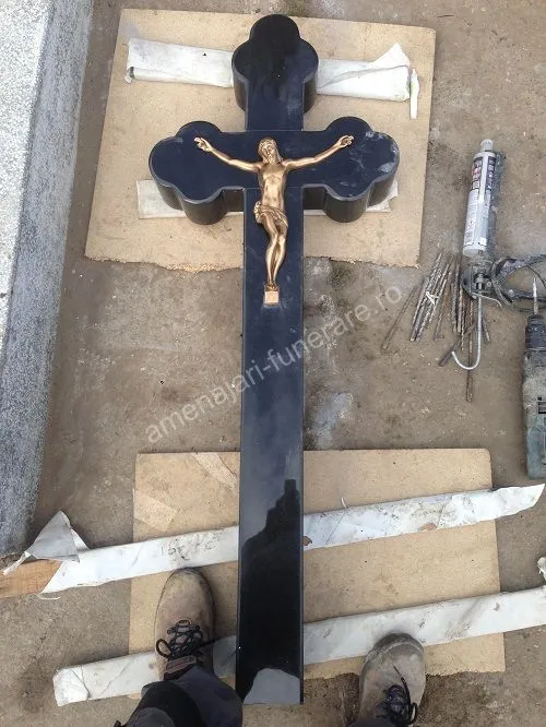 Cruce cu Iisus răstignit - executat în granit la amenajari-funerare.ro