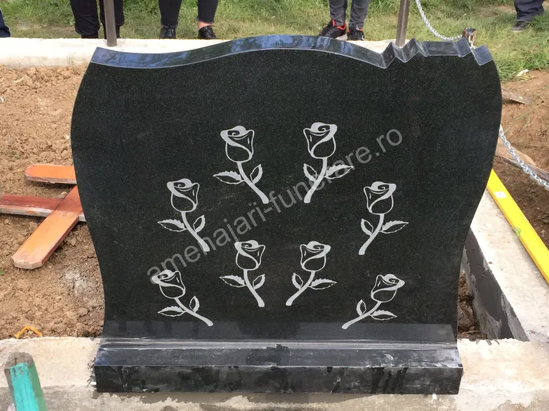 Monument cu trandafiri gravati - executat în granit la amenajari-funerare.ro