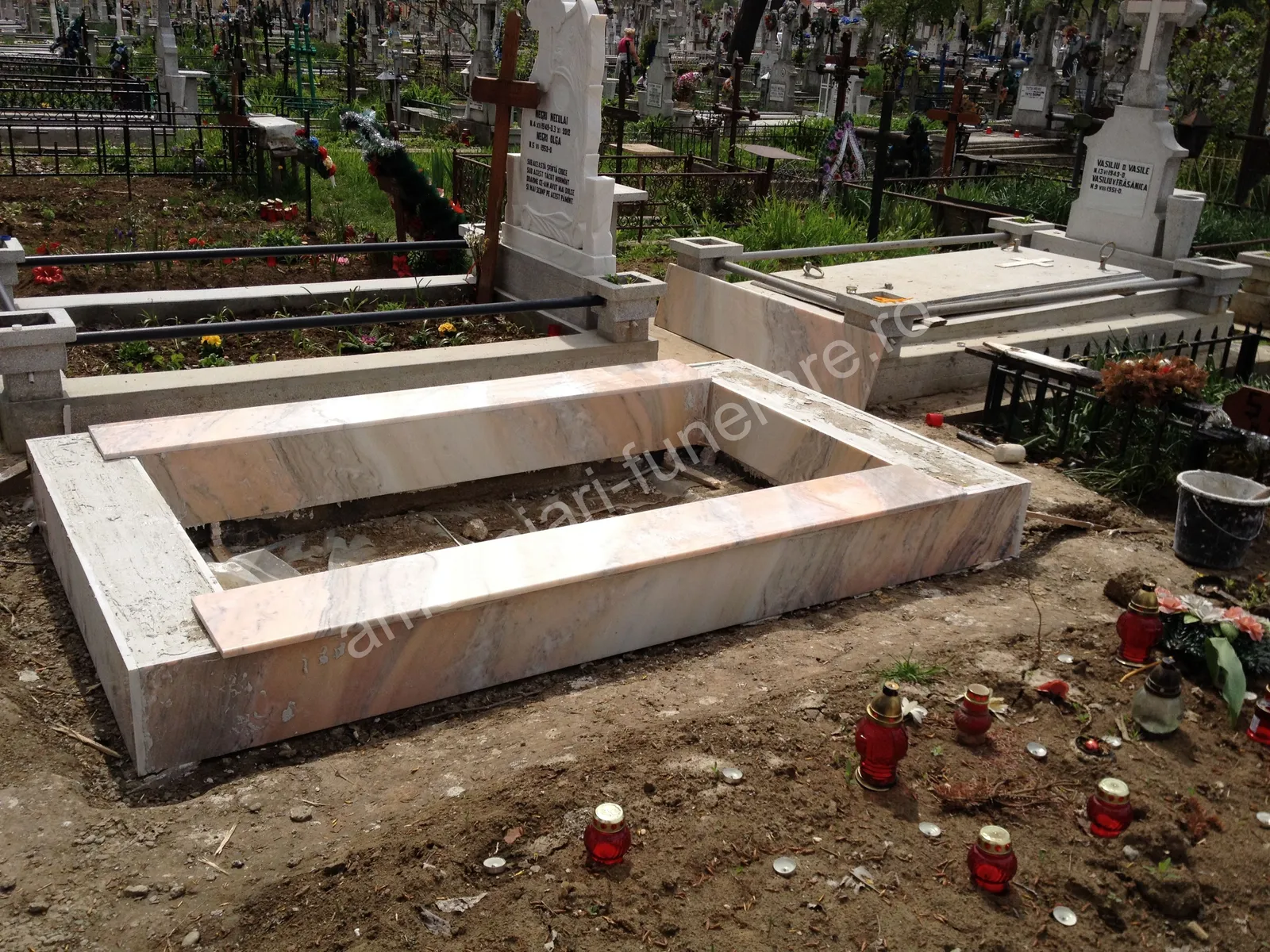 Cavou cu acoperiș dreptunghiular - executat în marmură la amenajari-funerare.ro