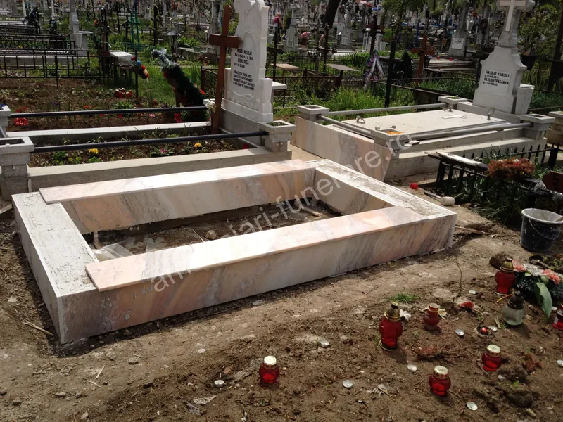Cavou cu acoperiș dreptunghiular - executat în marmură la amenajari-funerare.ro