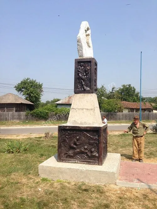 Monument cu basoreliefuri și piatră - executat în marmură și granit la amenajari-funerare.ro