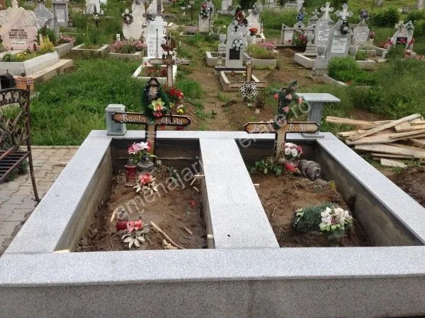 Cavou cu acoperiș plat - executat în granit la amenajari-funerare.ro