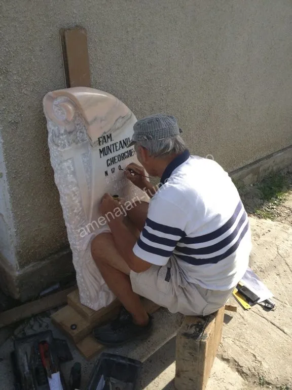 Monument cu ornamente sculptate - executat în marmură la amenajari-funerare.ro