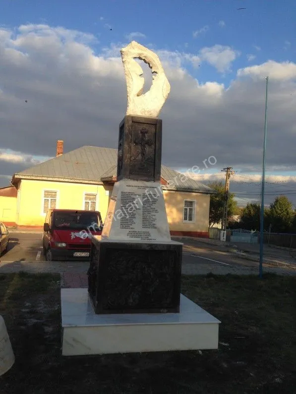 Monument cu elemente sculpturale - executat în marmură la amenajari-funerare.ro