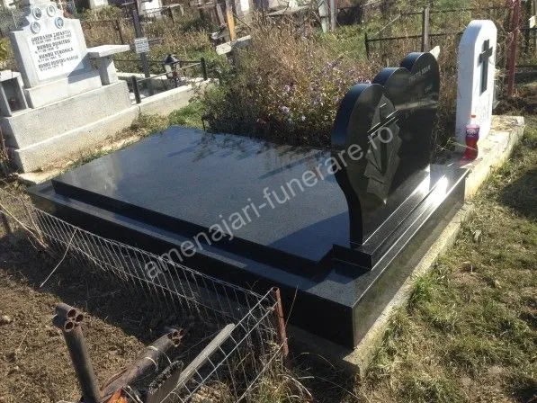 Cavou cu acoperiș curbat - executat în granit la amenajari-funerare.ro