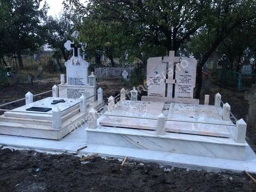 Cavou cu acoperiș plat și cruce - executat în marmură la amenajari-funerare.ro