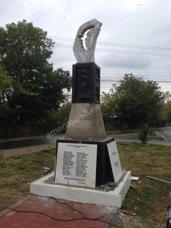 Monument cu elemente sculpturale - executat în marmură și granit la amenajari-funerare.ro