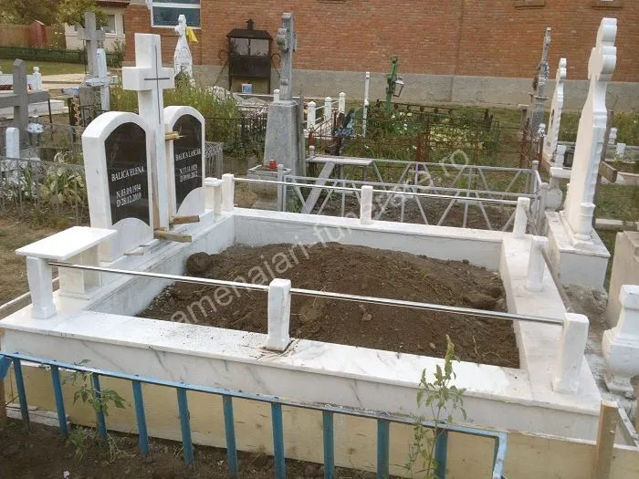 Cavou cu pereți și acoperiș - executat în marmură la amenajari-funerare.ro