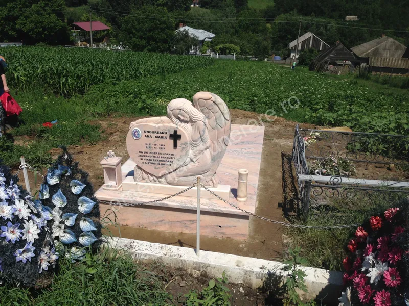 Monument cu îngeri și cruce - executat în marmură la amenajari-funerare.ro