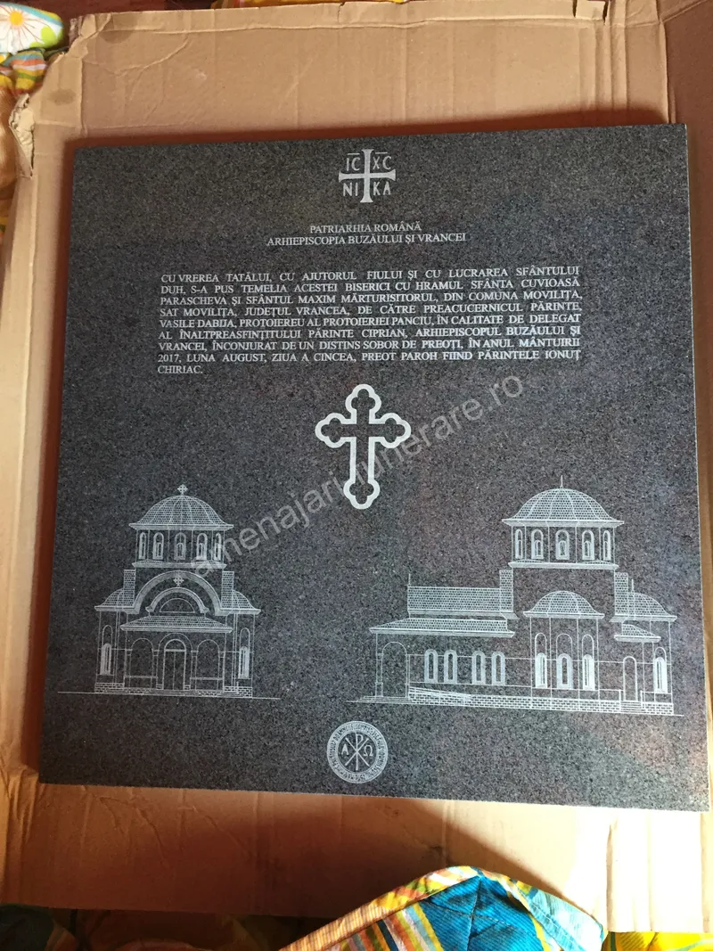 Monument cu inscripție și crucifix - executat în granit la amenajari-funerare.ro