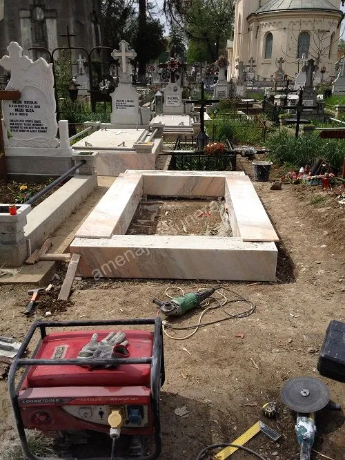 Cavou cu pereți din marmură - executat în marmură la amenajari-funerare.ro