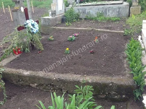 Cadru simplu pentru mormânt - executat în marmură și granit la amenajari-funerare.ro