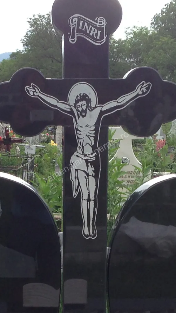 Cruce cu sculptură detaliată - executat în granit la amenajari-funerare.ro