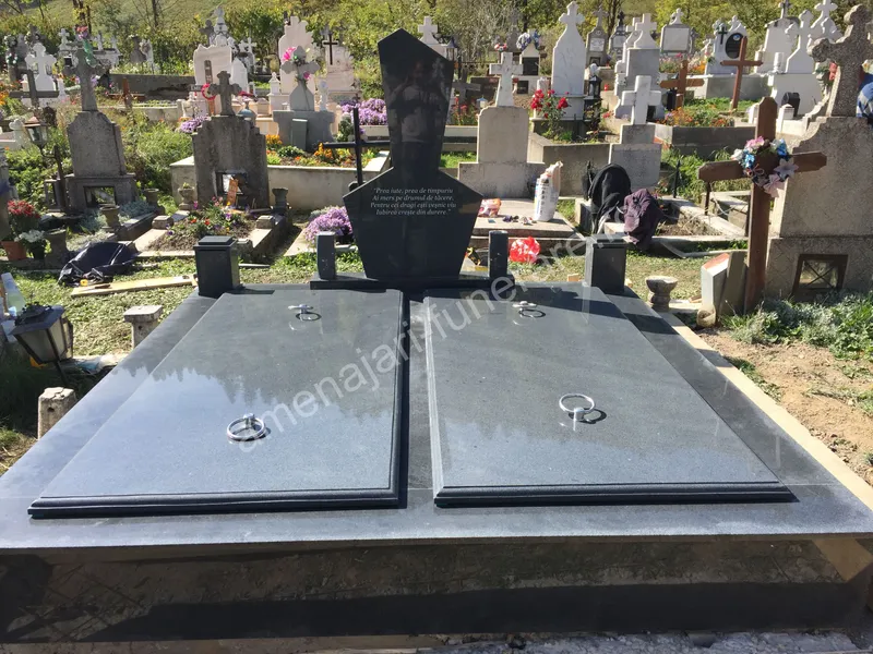 Cavou dublu cu acoperiș dreptunghiular - executat în granit la amenajari-funerare.ro