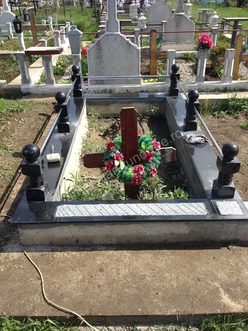 Cadru cu colțuri rotunjite și cruce centrală - executat în granit la amenajari-funerare.ro