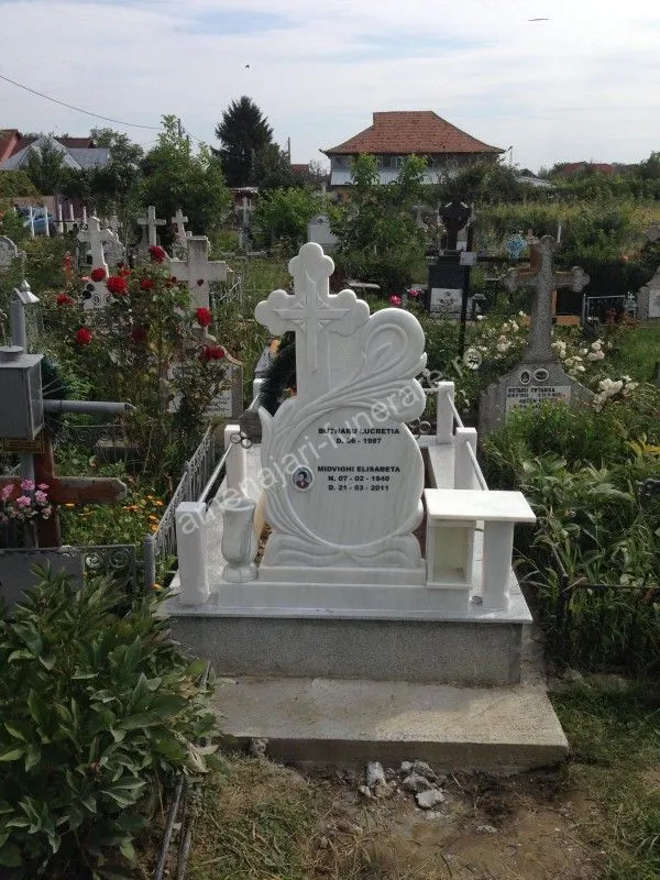 Cavou cu cruce și ornamentație florală - executat în marmură la amenajari-funerare.ro