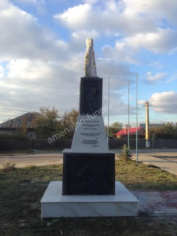 Monument cu statuie și placă gravată - executat în marmură și granit la amenajari-funerare.ro