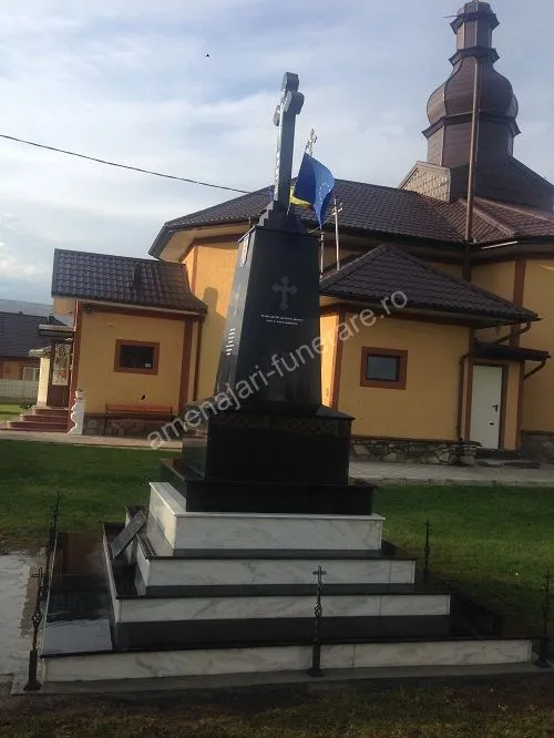 Monument cu cruce și trepte - executat în marmură și granit la amenajari-funerare.ro