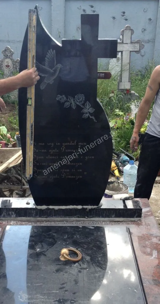 Monument cu cruce și porumbel gravat - executat în granit la amenajari-funerare.ro