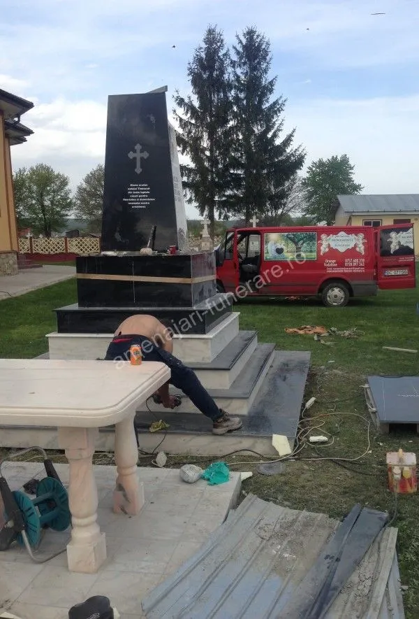 Monument cu cruce și placă verticală - executat în granit la amenajari-funerare.ro