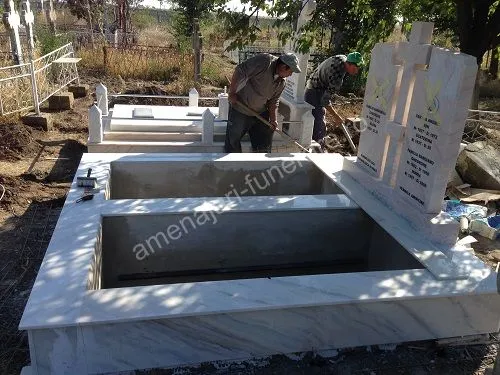 Cavou cu acoperiș plat - executat în marmură la amenajari-funerare.ro