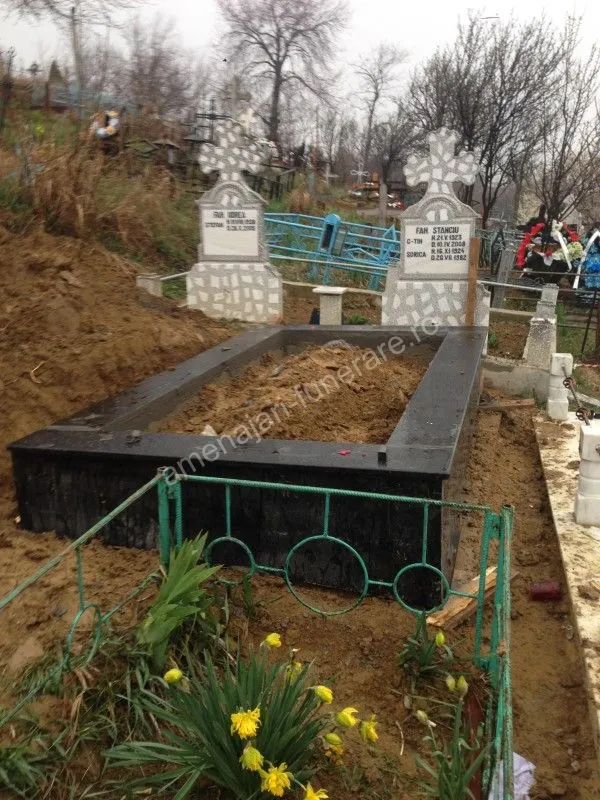 Cadru simplu pentru mormânt - executat în granit la amenajari-funerare.ro