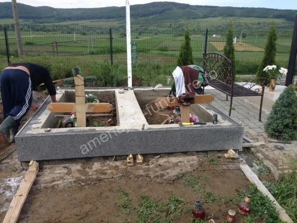 Cavou cu două cruci și flori - executat în granit la amenajari-funerare.ro