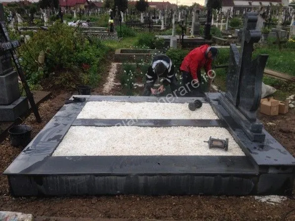 Cadru mare din granit negru - executat în granit la amenajari-funerare.ro