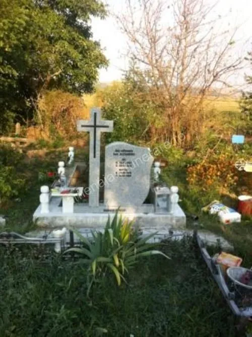 Monument cu cruce și placă gravată - executat în marmură la amenajari-funerare.ro