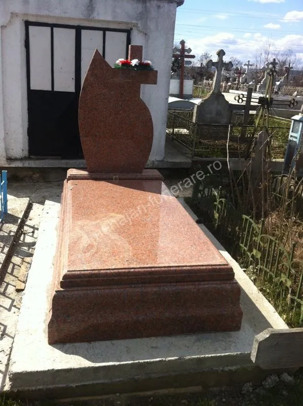 Cavou cu formă modernă și cruce - executat în granit la amenajari-funerare.ro