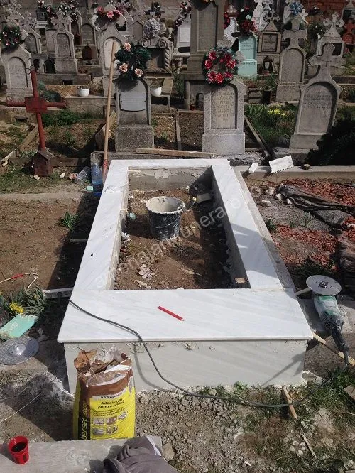 Cavou cu margini drepte - executat în marmură la amenajari-funerare.ro