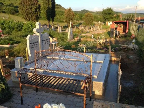Cavou cu acoperiș plat și bancă - executat în granit la amenajari-funerare.ro