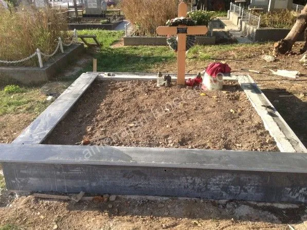 Cadru simplu pentru mormânt - executat în granit la amenajari-funerare.ro