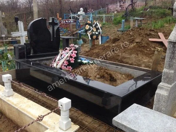 Cavou cu acoperiș dreptunghiular - executat în granit la amenajari-funerare.ro