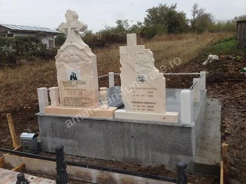 Monument dublu cu cruce și ornamente - executat în marmură la amenajari-funerare.ro