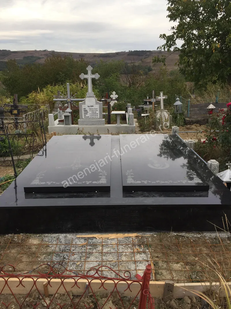 Cavou dublu cu placă neagră - executat în granit la amenajari-funerare.ro