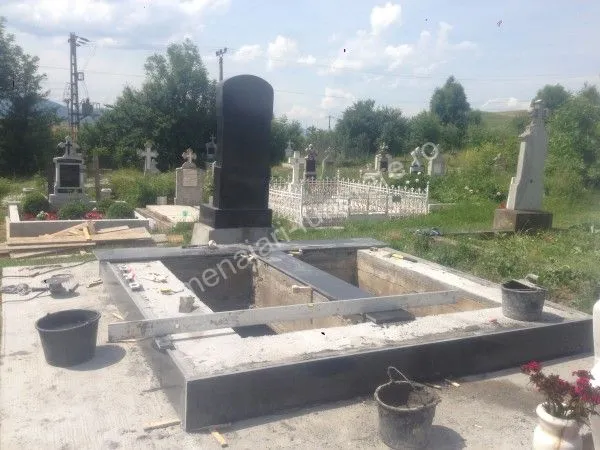 Cavou cu pereți și acoperiș dreptunghiular - executat în granit la amenajari-funerare.ro