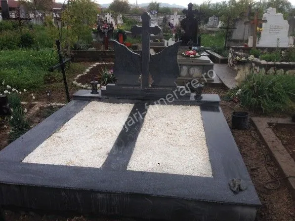 Cavou cu cruce și placă centrală - executat în granit la amenajari-funerare.ro