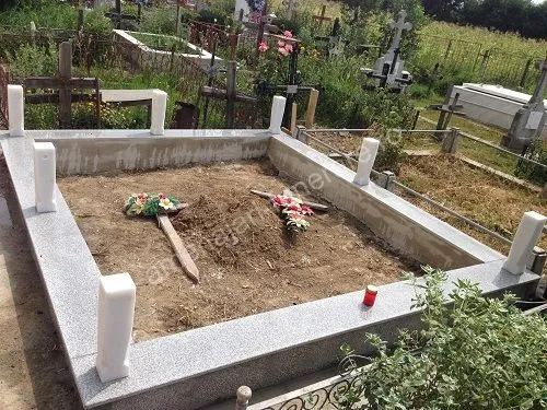 Cavou cu pereți și acoperiș - executat în granit la amenajari-funerare.ro