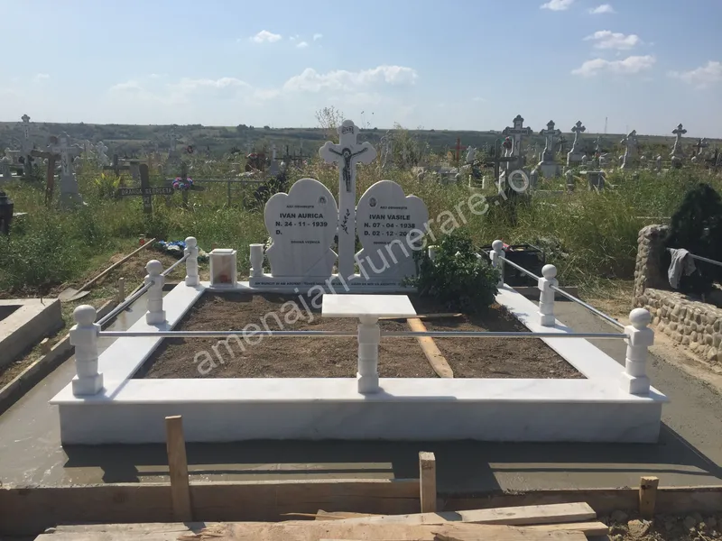 Cadru cu coloană și cruce centrală - executat în marmură la amenajari-funerare.ro
