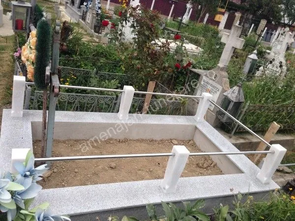 Cadru simplu cu bordură albă - executat în granit la amenajari-funerare.ro