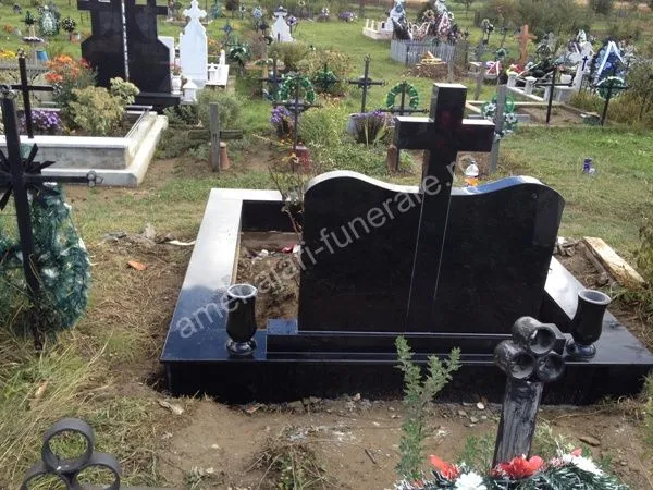 Cavou cu acoperiș curbat - executat în granit la amenajari-funerare.ro