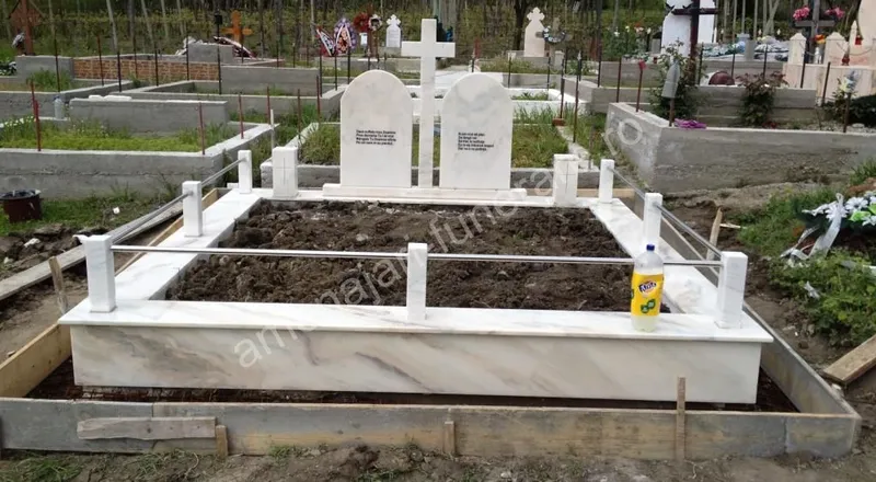 Cavou cu pereți și acoperiș - executat în marmură la amenajari-funerare.ro