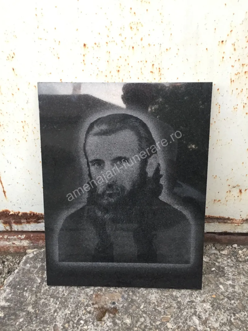 Portret gravat laser pe granit negru - executat în granit la amenajari-funerare.ro