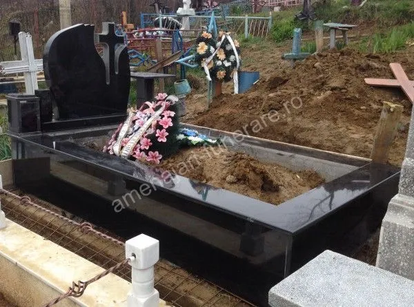 Cavou cu acoperiș dreptunghiular - executat în granit la amenajari-funerare.ro